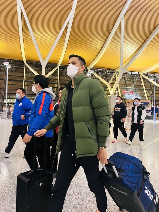 目前尤文中场阿图尔被外租到佛罗伦萨效力，尽管佛罗伦萨有意买断他，但是他的年薪是交易的障碍。